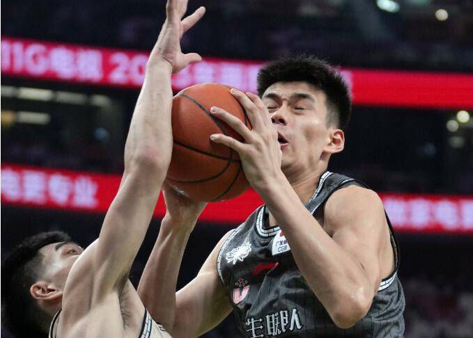 为二人作媒的黎晓灵、张文慈和黎燕珊盛装赴会，曾传不和的「恩师」刘德华则没有出席婚宴。