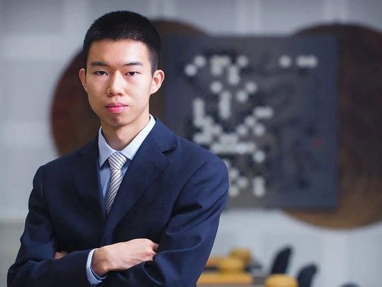 《中国医生》稳居榜首，单日票房5206万，累计票房截至发稿时达6.28亿。