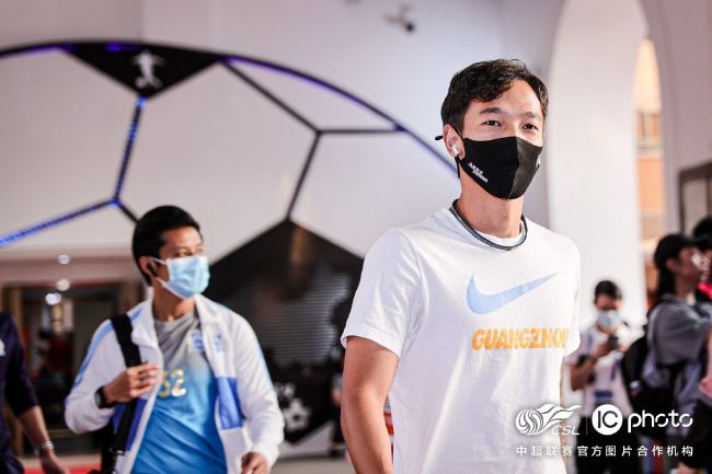 比如，不少办公室白领会将各大奶茶品牌在不同时段推出的限定联名杯套或纸袋视若“珍宝”。