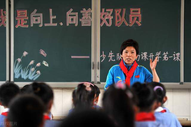 真人剧集将讲述曾经是美国迷你超级英雄三人组的花花、泡泡、毛毛如今已二十多岁，幻想破灭，非常后悔自己的童年都 还是原来的味道！