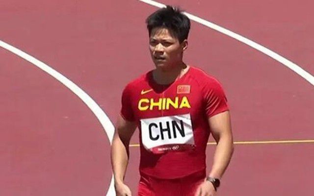 刚出场时，他的演唱婉约优美；