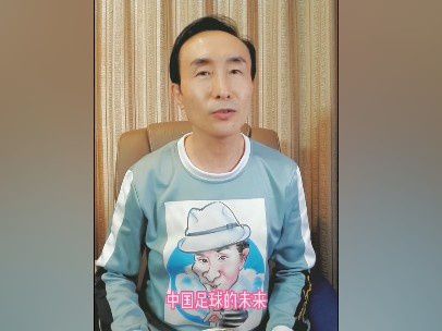 成龙亮相之时全场掌声雷动，台下众星皆起立为他鼓掌，直到龙叔笑着说“安静一下，让我想想我的台本”，全场才安静下来。