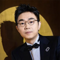 [图]姚晨赴泰国探访难民营 驱车八小时入难民区 2011-03-29 3月28日，联合国难民署中国区代言人姚晨飞赴泰国，如约开始对Mae La难民营进行探访，这是自去年姚晨接受难民署正式任命后的第二次探访工作。